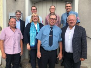 Neu gewählter Vorstand, mit Wahlvorstand und großzügigen Spendern (Foto: Verein für das Erinnern)
