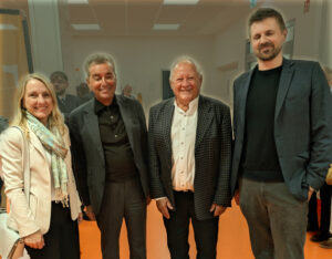 Auf dem Mühldorfer Campus, v.l.n.r. Bürgermeisterin Claudia Hungerhuber, Michel Friedman, 1. Vorsitzender Franz Langstein und Museumsleiter Korbinian Engelmann (Foto: W. Haserer)